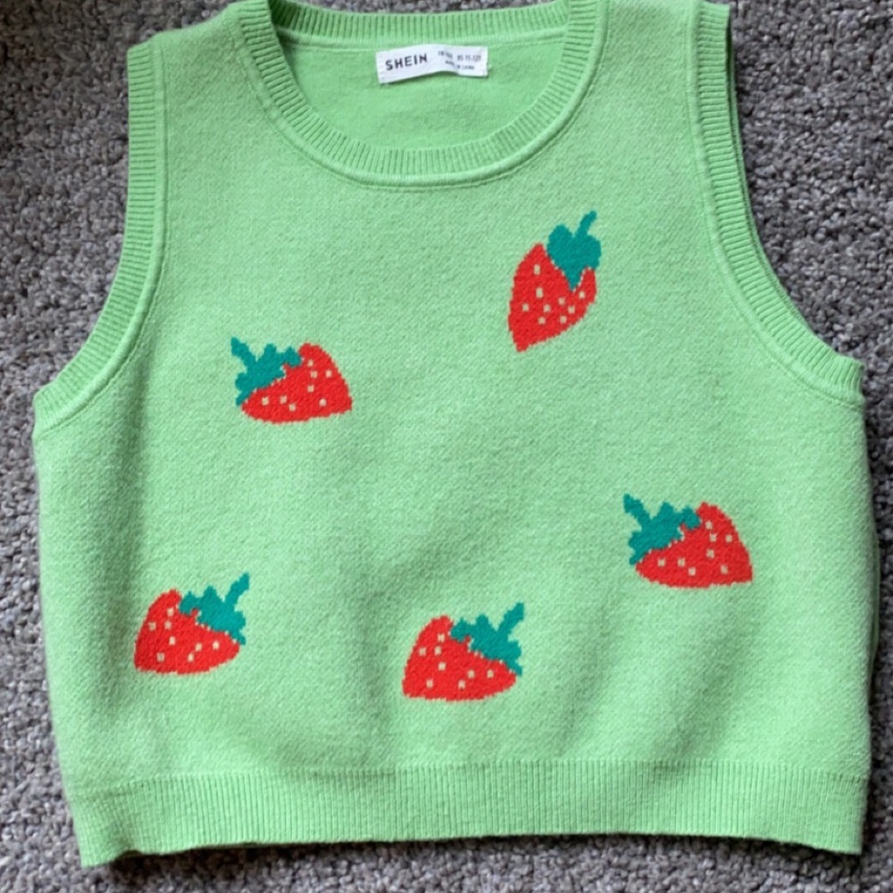 I’m selling a green strawberry crop top, from shein. Size medium!